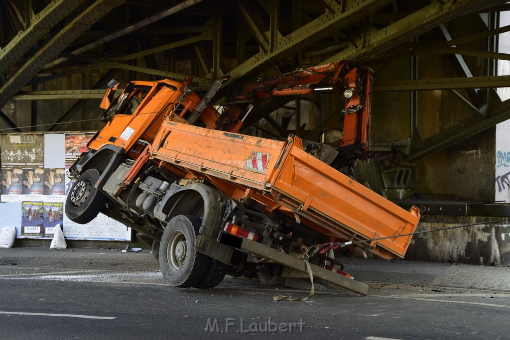 LKW blieb unter Bruecke haengen Koeln Deutz Deutz Muelheimerstr P066.JPG - Miklos Laubert